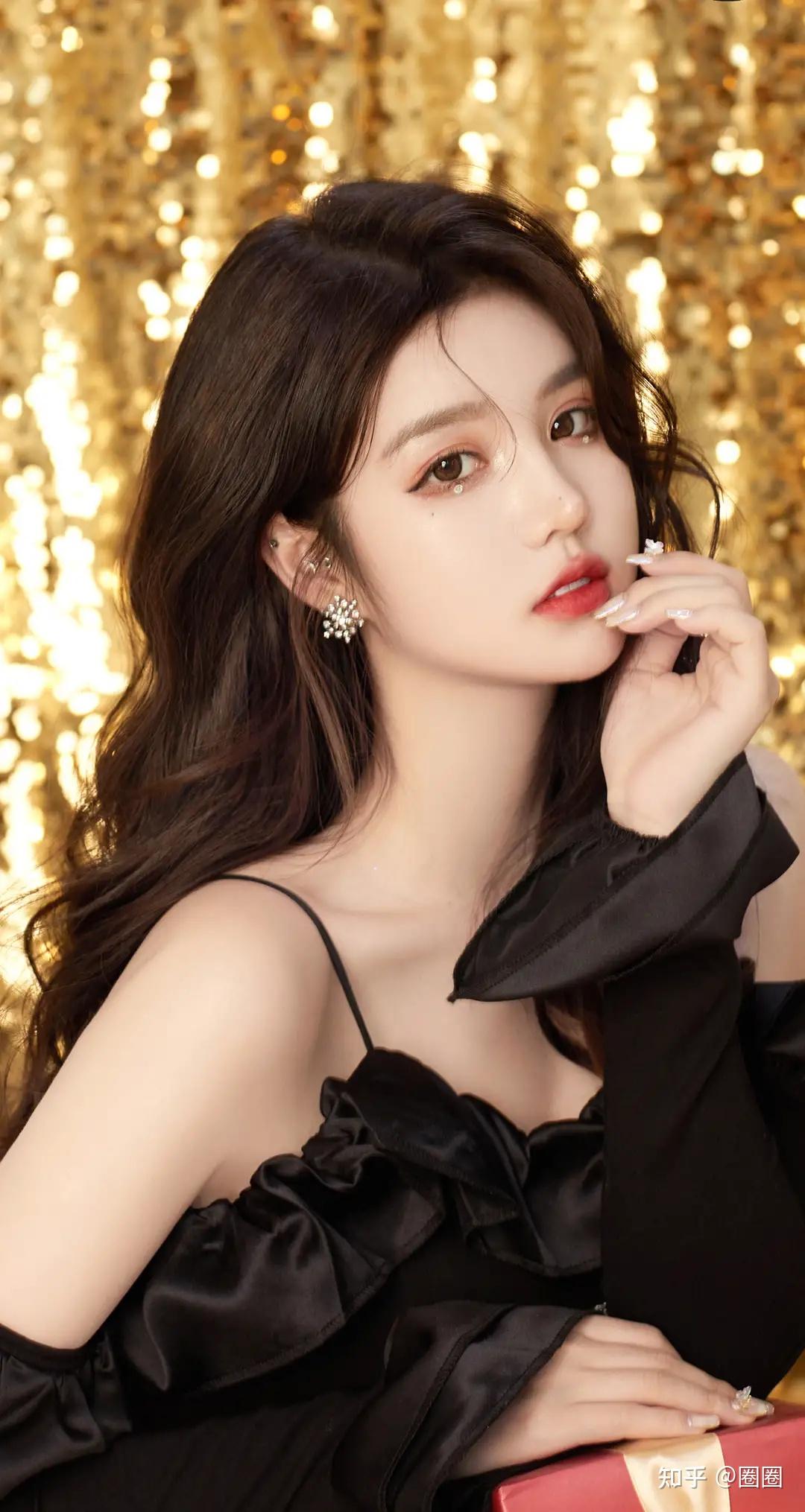 《某女星取关多年闺蜜，疑似因抢角色闹掰》配图
